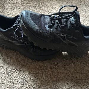 BROOKS SIZE 6 CASCADIA